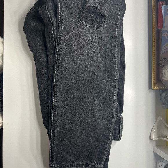 Straight Legged Black Levi’s 501 Style - Picture 3 of 5